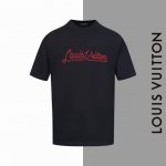 款号#Z44 Lv 字母刺绣圆领短袖 Louisvuitton官网一致款式 面料：32支双纱280克纯棉面料 同缸同色织染螺纹 颜色一致 工艺：进口机器饱满万针