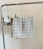 价格：￥120 品名：Dio* 混纺粗花呢藤格纹包臀短裙 尺码：S.M.L 颜色：杏色 偏爱这种温温柔柔小裙子，小香风面料总是给我感觉是自带贵气得，从颜值/实穿