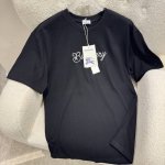 Burberry巴宝莉 bbr 25Ss冲浪滑板骑士圆领短袖 t恤衫选用平织棉面料打造 呈现常规版型 汲取航海结与品牌马术骑士徽标灵感 打造独特创意印花元素 塑