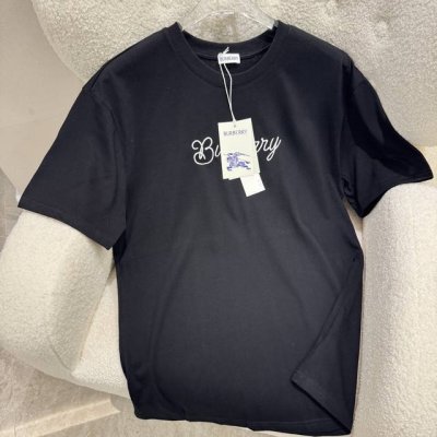 Burberry巴宝莉 bbr 25Ss冲浪滑板骑士圆领短袖 t恤衫选用平织棉面料打造 呈现常规版型 汲取航海结与品牌马术骑士徽标灵感 打造独特创意印花元素 塑