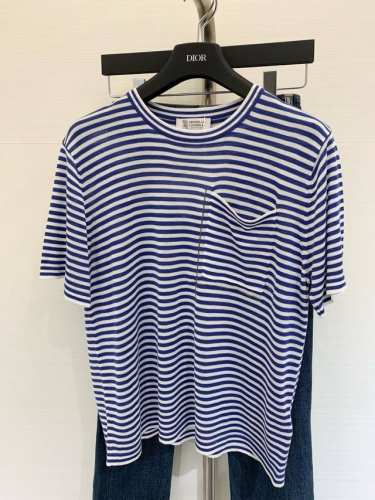 夏季新品 圆领条纹镶珠休闲短袖恤，面料采用%天丝条纹设计，链条口袋点缀，闪亮口袋细节，点缀在的小胸口袋上，为整件衣服增添了精致度和价值感，短款加上落肩的设计尽显