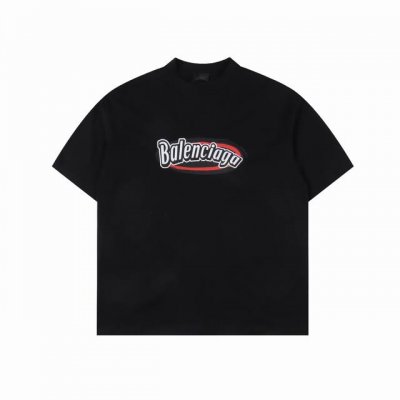 balenciaga 最新可乐涂鸦造型印花短袖T恤 巴黎家经典可乐标识T恤是品牌标志性设计之一，将街头文化与高端时尚完美融合。这款T恤以简约的设计语言为核心，胸