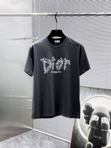 迪奥 Dior 新款 圆领 短袖 T恤 体恤 半袖 ，高端版本！专柜定制面料 透气舒适度高，细节无可挑剔，品牌元素设计理念，体现高品质。手感细腻柔软！呈现休闲裁