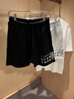 马吉拉 Maison Margiel 2025春夏新款男女同款休闲短裤，专柜同步发售！定制专属洗水纯棉面料，裤腿印花Logo设计！简约大方，从容百搭，档次极高，