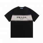 高版本 prada 普拉达 2025新款 定制310G双纱纯棉面料 直喷宽横条字母Logo 定制金属三角章 男女同款 短袖 颜色：黑色 尺码：S-Xl