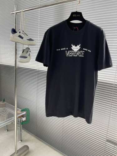 Versac 印花Logo短袖 定制臻品舒爽绵绸平纹 富有光泽 舒适贴肤 标志性Versac Logo点缀正面 展示1978标志如暗夜星芒 承传以及这一具有历史