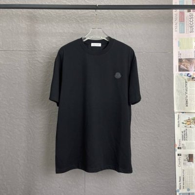 B45 moncler 蒙口新款标志性字母Logo立体压胶 Moncler标识 仿佛艺术家的灵魂印记 辨识度拉满 低调中蕴含着无尽的故事与格调 无需多言 穿搭的