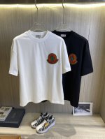 调价 Moncler蒙口 2025春夏新款高克重重磅圆领短袖出货啦！！ 春夏出门必备款 定制高克重纯棉面料 搭配当下流行重工工艺 做工走线精细 面料上身舒适 三