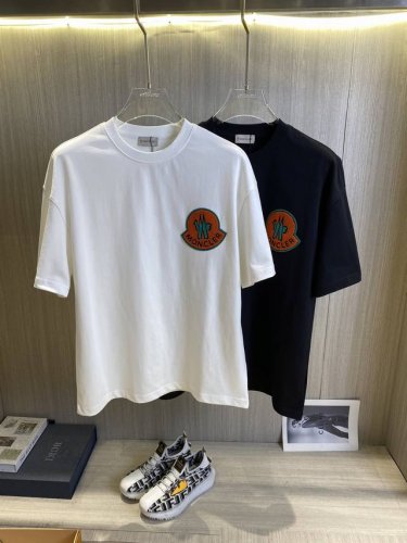 调价 Moncler蒙口 2025春夏新款高克重重磅圆领短袖出货啦！！ 春夏出门必备款 定制高克重纯棉面料 搭配当下流行重工工艺 做工走线精细 面料上身舒适 三