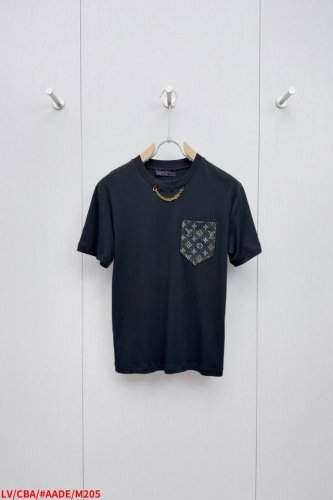 M205 Lv 路易威登 2025Fw夏季新款优质磨毛棉布圆领短袖T恤 老花牛仔口袋宽松休闲 可以单穿或内搭的时髦单品 经典老花标识点缀 打造时尚简约的穿搭魅力