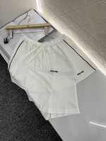 Miumi*2025新品上架 复古短款夹克裙裤套装 定制Yb朱地全棉材质 自带孔洞 透气舒适 短款外套裙裤套装版型 上衣短款裁剪轻松勾勒落肩松弛感线条 拉链调节