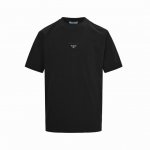 prada 普拉达 胸前三角标字母压花短袖 面料采用高克重260G重精梳棉，定制1:1螺纹，面料舒适亲肤无异感， 制定染面料，纺织密度高，垂感佳，不易变形，厚织