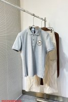L631 Mo蒙口 25早春夏新款Olo短袖，这款Olo衫采用高端棉质珠地面料制成，胸前饰有蒙家英文大Logo标识，金属贝壳纽扣刻有蒙家英文字母，袖口处饰有经典