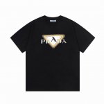 prada 普拉达 2025早春新款 定制310G双纱纯棉面料 数码喷印破坏字母Logo 男女同款 短袖 颜色：黑色 尺码：S-Xl