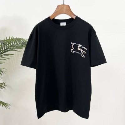 巴宝莉的这款新款 T 恤太好看啦！ 战马 Logo 印花，经典又时尚 圆领短袖，简约舒适 宽松休闲，纯棉材质超亲肤 半袖设计，冬天打底也可以 赶紧入手，做时尚潮