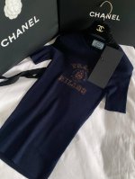 上新原单高端品质 prad* 2025春夏最新系列 撞色Logo修身针织短袖 通体竖条针织纹理 搭配弹性十足的面料 胸前标志性Logo装饰 增添奢华感 修身版型