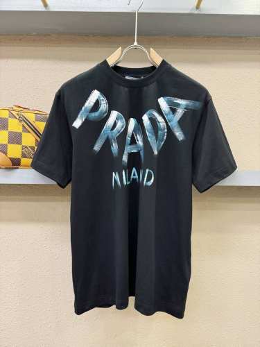 prada 普拉达 2025款新品短袖！原版定制面料，手感柔软。顶级进口私货，时尚设计潮流短袖，不失奢华 品质毋庸置疑 上身效果超赞，奢华官网同款！尺码：S-X