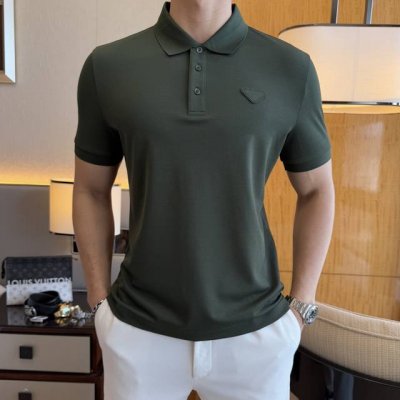 普拉达 2025Ss蛇年春夏新款polo领短袖系列。精选优质双丝光珠地棉面料，时尚大牌元素Logo设计，上身版型超赞，面料细腻舒适透气，随意搭配都超级好看时尚型