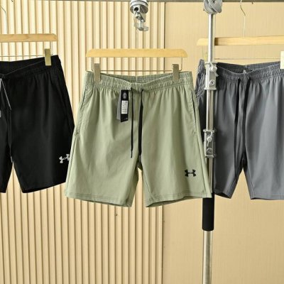 安德玛强森同款三色轻薄运动短裤腰部松紧舒适不勒 尺码:M,L,Xl,2Xl,3Xl 黑色，灰色，豆绿， 极品梭织弹力面料，手感顺滑速干排汗轻薄透气， 而且还具抗