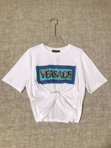 versace 范思哲新品蓝绿色字母印花别针褶皱结饰短款T恤上衣。Smlxl