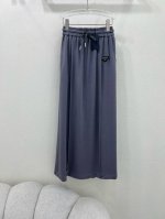 prad*25新款莫代尔棉半裙少女穿搭！学院风H版型后开叉设计 面料柔软质感超赞！定制三角标文艺减龄少女学院风气质单品，3D立体剪裁版型百搭又显瘦！甜酷风时髦衣