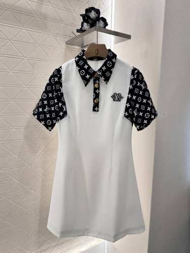 louis Vuitto*2025新品上架 拼色直筒连衣裙 定制Yb进口醋酸材质 细腻肌理 透气舒适 短袖连衣裙剪裁 领口袖口的四叶草元素字母徽标撞色处理钮扣半