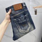 Lv 驴家25S新季爆款牛仔裤 外贸原单 弹力舒适 颜值品相超高的一款牛仔裤 简约潮流感+旧感头层皮牌 奢华品质感细节处理满满到位 百搭颜色超喜欢 细节面料五金