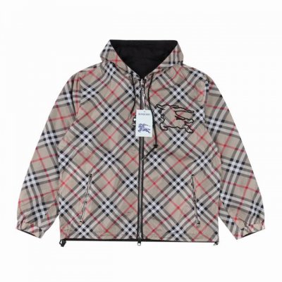 360 Burberry 巴宝莉 新款格纹双面外套 轻便的连帽外套，选用由梭织尼龙面料制成，设计有可调式抽绳连帽以及双拉链设计！下摆采用骑士战马贴花刺绣。完美提
