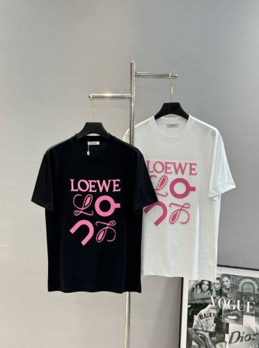 Loew*罗意-威经典款T恤.25S新款男女同款！撞粉色绣花！色彩搭配非常减龄！经典罗意*威图形3D立体印花设计.层次丰富.色彩搭配非常漂亮.定制260G纯棉面
