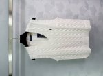 拉夫Ralphlauren*以品牌标志性的绞花编织工艺，诠释复古与现代交融的精致感。修身版型巧妙勾勒女性曲线，棉质针织透气亲肤，赋予春日穿搭柔软暖意与自在格调。