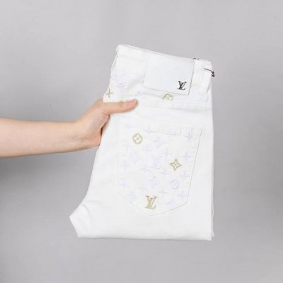 精品男装牛仔裤Lv大牌长裤精致时尚的设计工艺 简单高档大气的洗水效果非常显气质好搭配 修身显瘦版型微弹力精选牛仔面料透气舒适 四季款百搭新款码数28 38