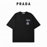 prada 普拉达 25Ss 色彩小人字母短袖T恤 32支双纱面料克重280克纯棉营造 纺织密度高 垂感佳 不易变形 厚织感加上紧密纺纱工艺 不会影响Tee的透