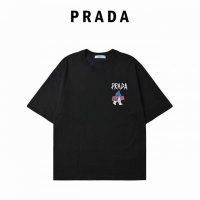 prada 普拉达 25Ss 色彩小人字母短袖T恤 32支双纱面料克重280克纯棉营造 纺织密度高 垂感佳 不易变形 厚织感加上紧密纺纱工艺 不会影响Tee的透