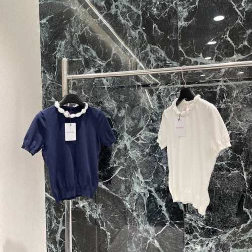 val华伦 25夏季新款 花边水钻针织短袖 圆领配合花边水钻环绕领口 柔美动人 氛围更显优雅浪漫 袖口微微呈现泡泡袖效果 复古风格强烈 修身版型 突显身材 日常