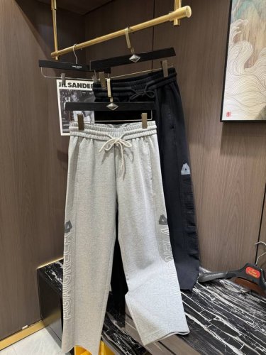 P250 Bal2025春夏最新系列男士休闲裤！柔软细腻，手感绝佳！品牌格调一览无余！极简主义设计，没有多余浮夸的元素来宣兵夺主，细节做工精细，五金配件原版定制