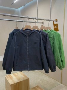 主推 爆款翻单出货Lv25Ss新款经典双面提花连帽拉链外套，面料独家定制，原版开发，做工精准细致对位，此款外套拥有全幅 Monogram 图案和沉稳素色两式选择