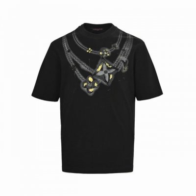 louis Vuitton 路易威登 25Ss 老花吊坠项链印花短袖 面料采用280克重精梳棉 定制32支1*1螺纹 成衣两遍水洗处理 面料舒适亲肤无异感 定制