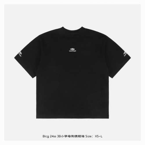 Balenciaga 巴黎世家 24Ss 3B小字母刺绣短袖 采用16支精梳赛络纺平纹布对板环保硫化染色，成衣克重330克，无尘烧毛加食毛工艺，确保布面清晰上
