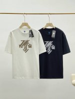 Descente迪桑特新款男士圆领短袖T恤针织衫夏季！ 采用高织纯棉面料，上身舒适，吸湿排汗，手感超级舒适！ 胸口箭头大Logo印花设计，后背竖排字母点缀， 进