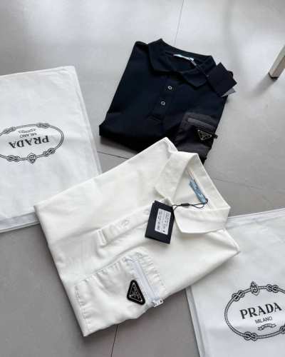 prada普拉达2025新款口袋三角金属标翻领Polo衫 原版面料高版本高品质网红明星同款 50支双股珠地棉面料定制三角品牌金属标工艺 透气环保同时色泽很正面料