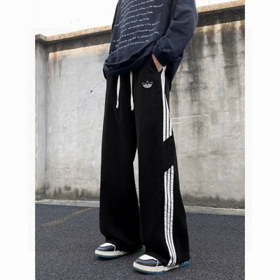 adidas 阿迪达斯三叶草 专柜新品侧边三条杠条纹拼接美式直筒牛仔裤长裤，男女同款。 上身非常简单帅气有型的一款牛仔裤，男女同款情侣款都是可以轻松驾驭。 甄选