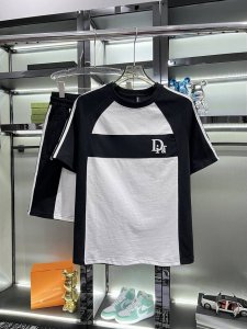 直 Dior迪奥 2025官网同款.世界知名奢侈品牌.夏季男士短袖短裤套装 高品质 原单货套装 采用进口原单面料 当季时尚潮流款 百搭爆款 简洁大方 精密的车工