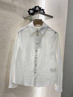 chane*2025新品上架 提花珍珠衬衣 定制Yb斜纹提花全棉材质 质感舒适 挺括有型 翻领衬衫设计 修饰身材气质时尚 精致尖领搭配前襟隐藏式排扣装饰 利落剪