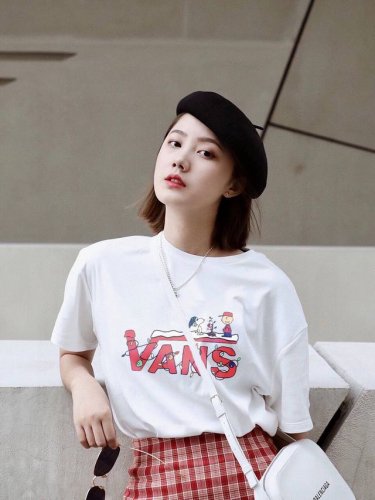 上新！Vans 万斯夏季新款短袖T恤！标志性Logo Tee ！高密针织圆领设计，平整简约！亲肤透爽！面料的柔软性舒适性无可挑剔！男女均可驾驭，打破性别局限性。