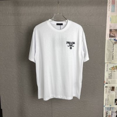 B01 prada 普拉达 25Fw 圆领T恤 这款常规版男士圆领T恤采用精美胸前刺绣打造 一贯以新颖方式重释的标志性prada三角形徽标化身 彰显与众不同的品