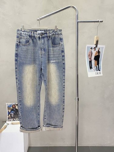 dior迪奥独家专供新款休闲牛仔裤 高端版本！专柜定制面料 透气舒适度高，细节无可挑剔，品牌元素设计理念，体现高品质。手感细腻柔软！呈现休闲裁剪，上身版型超赞！