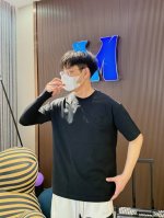 Ck 三标齐全。 2025夏季新款最新品短袖，专柜同步有售，原单狠货，时尚进口原版科技面料，上身舒适透气，原版定制五金辅料，上身帅气有型，三标齐全，推荐款，档次