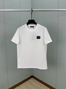 Dolce&Gabbana 25春夏新品Dg刺绣标识圆领短袖T恤，衣橱典范单品演绎品牌标志性风格，为男士衣橱注入新意。采用定制80支双股丝光棉面料；黑色 白色