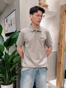 古驰 2025春夏新款polo领短袖系列。精选顶级丝光珠地棉面料，三标齐全！时尚大牌元素Logo工艺设计，上身版型超赞，面料细腻舒适透气，随意搭配都超级好看时尚