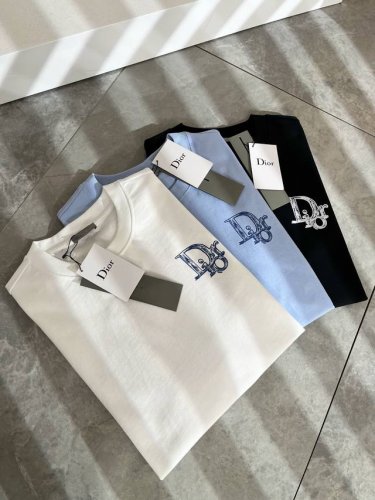 dio*迪家 2025春夏新款男女同款短袖T恤，专柜同步发售！定制专属260克纯棉面料，定制原版工艺螺纹，胸前Logo图案印花工艺设计！简约大方，从容百搭，档次